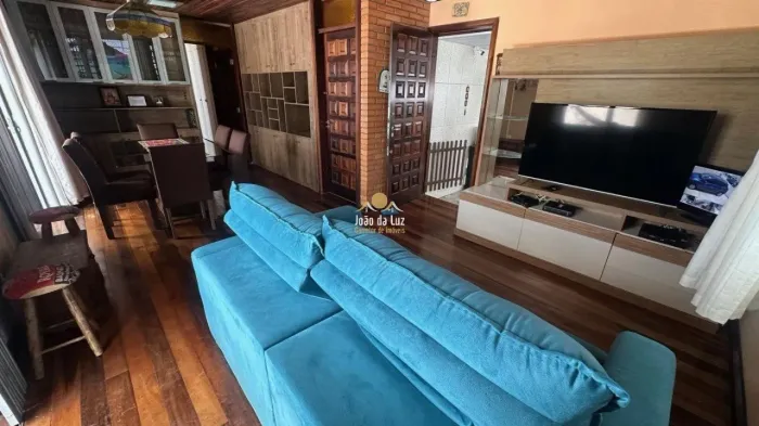 CASA A 150m² DO MAR , COM 4 QUARTOS Á VENDA.