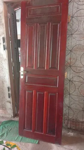 Vendo essa porta de madeira