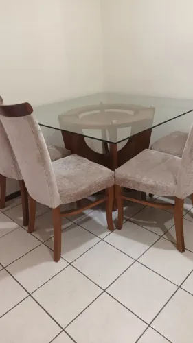 Mesa pés maciça de madeira tampo de vidro com 4 cadeiras estofada impermeabilizada.