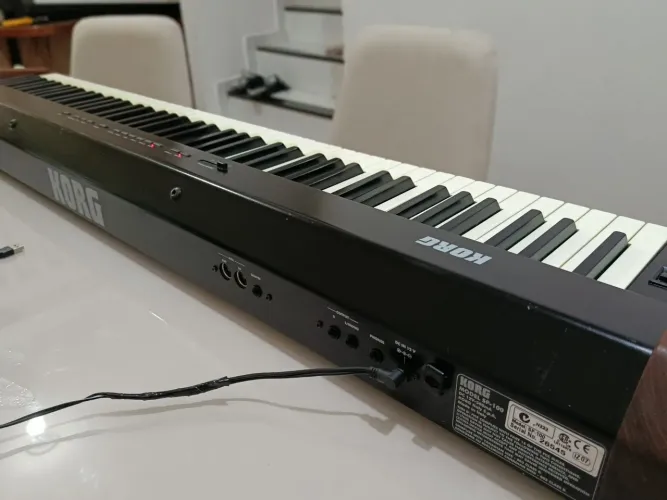 Piano digital Korg- Perfeito estado 