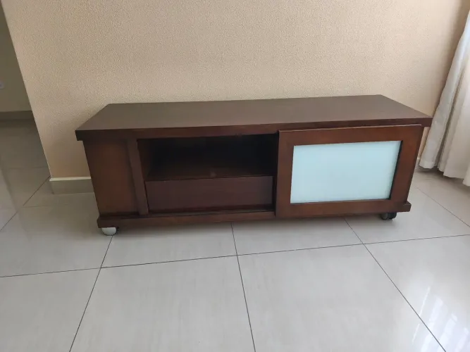 Vendo rack medida de 1,80 x0,60x0,70 madeira maciça da móveis capão raso valor R$650,00