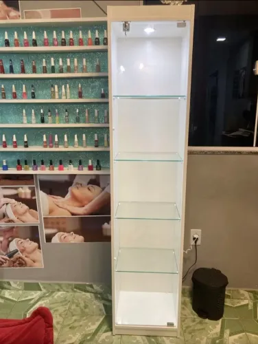 Expositor Vitrine Estante Cristaleira Móvel MDF Com Porta De Vidro Led RJ