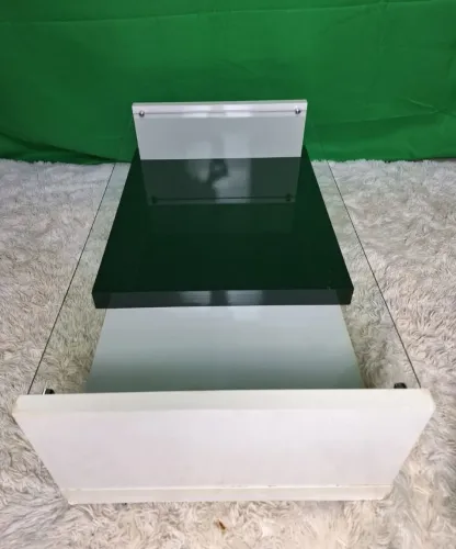 Mesa de centro mdf laqueado, com rodinhas acrilicas.