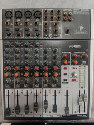 MESA DE SOM BEHRINGER XENYX 1204 USB 12 CANAIS