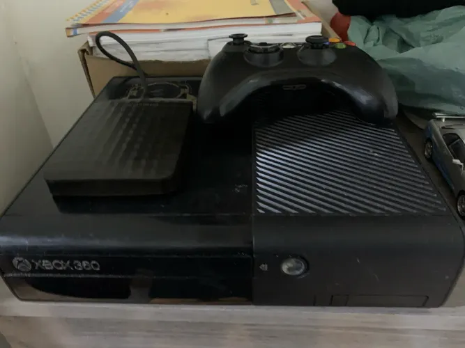 Xbox 360 com cartucho de 300 jogos e um controle sem fio