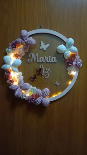 Guirlanda para porta de quarto bebê menina - flores de tecido e detalhes em crochê