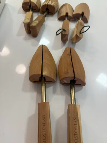 Alargador de sapatos em madeira