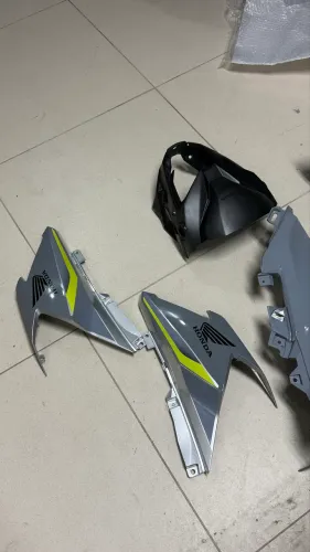 CARENAGENS LATERAIS TITAN 2026 CINZA E VISOR LEVEMENTE ARRANHADOS.