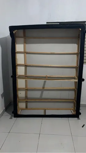 vende se cama de casal seminova, poucas vezes usada obs: madeira da cama tá quebrada