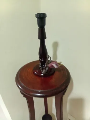 Abajur antiga madeira nobre. 