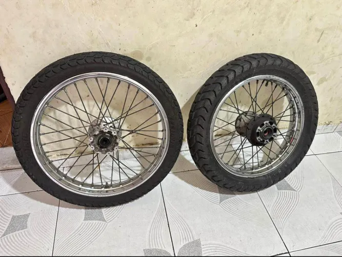 800 o par com pneus , pneu dianteiro zero 1 semana de uso