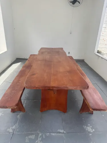 Vendo mesa em madeira com bancos
