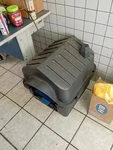 Casinha de cachorro formato de casa . Usada porém bom. 150$$entrgo vv