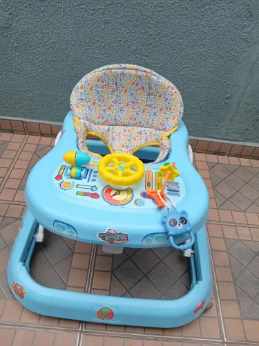 Andador infantil menino