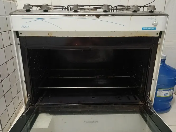 Vendo Fogão 6 bocas usado em boas condições. Contato: *95