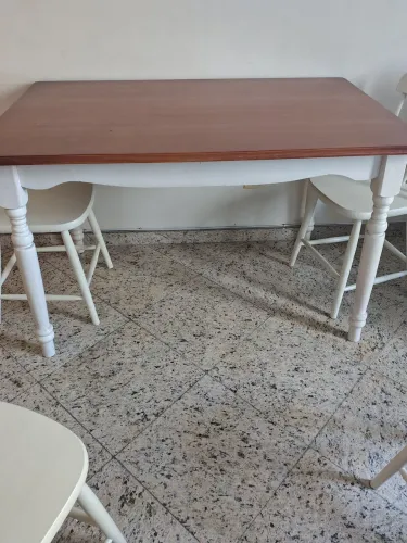 Mesa de jantar estilo colonial.Tampo de madeira, pés off white.