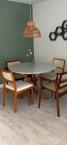 Mesa redonda de madeira maciça