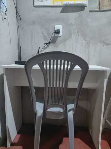 Mesa de estudo com cadeira