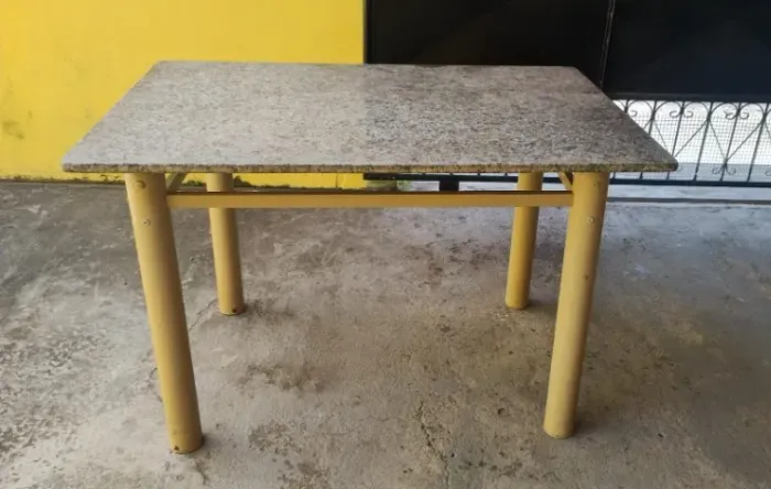Mesa de mármore de 4 lugares