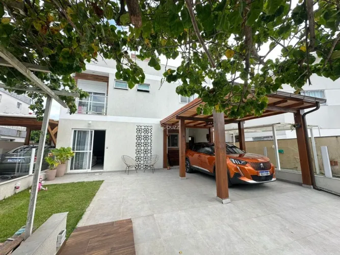 Casa a venda em loteamento no coração do Campeche