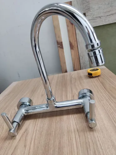 Torneira de parede para Cozinha duplo comando. 2 misturadores quente e frio. 