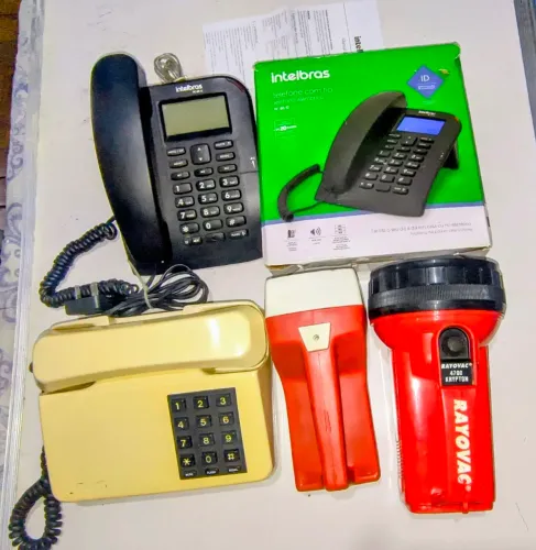 2 Telefones c/ fio, Intelbras TC 60 ID CHAM. AGE.; Fonecom; 2 Lanternas, Rayovac Eveready