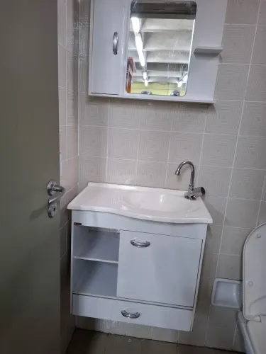 CONJUNTO BANHEIRO ESPELHO COM ARMARINHO MEDIDAS 56 LARGURA X 46 ALTURA BRANCO COM CUBA 