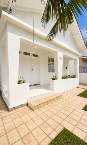 Casa no Balneário do Estreito, rua do Fórum, bem ensolarada. Comercial ou Residencial.