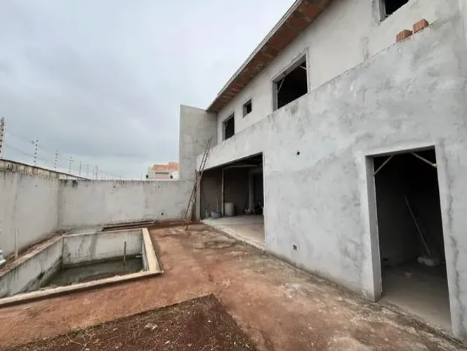 Casa ampla no Cond Vivendas da Mata | Só aqui na Imobiliária Rosa e Rangel