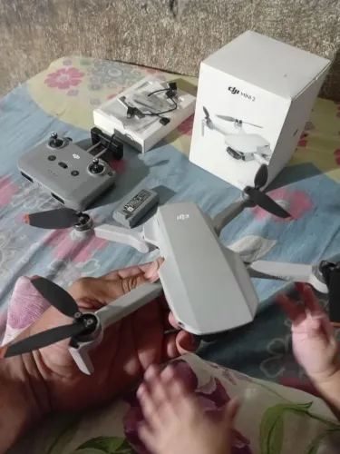 Drone dji mini 2 grava em 4k estandarte