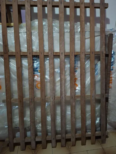 Vende-se cama  e colchão de casal de madeira 