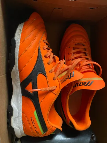 Chuteira society Mizuno Morelia Classic  