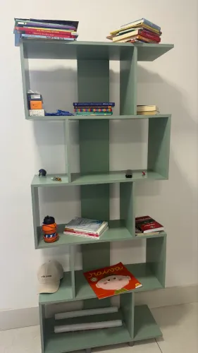 Estante para livros com ninchos retrô