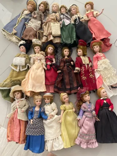 Promoção, 23 bonecas de porcelana 