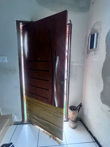 Porta de Madeira Usada com Fechadura - Bom Preço
