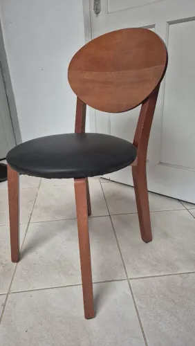 Cadeira de Madeira com Assento Estofado Preto (Firme e Resistente)