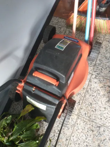 Máquina de cortar grama