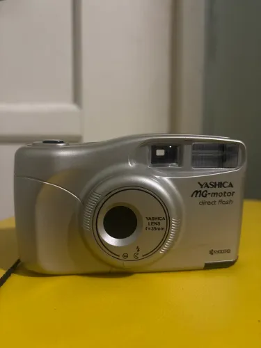 Máquina fotográfica Yashica MG-motor direct flash