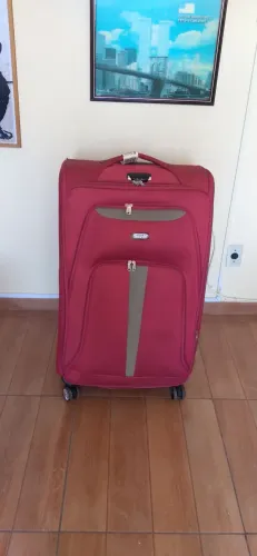 VENDO UMA MALA TAMANHO GRANDE R$200,00