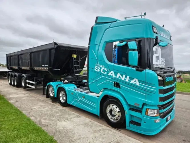Scania R450 6x2 Ano 21 Euro 5 Farol de teto e grade + 4 Eixo Basculante Metalesp 45m³ 2022