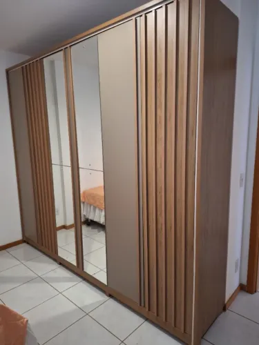 Guarda-roupa amplo com 6 portas e espelhos centrais, com acabamento moderno