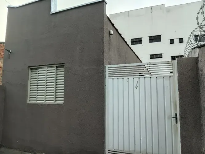 Alugo uma casa Pq Esmeralda prox av Wanel Ville com 1 quarto,1 cozinha 1 banheiro ,