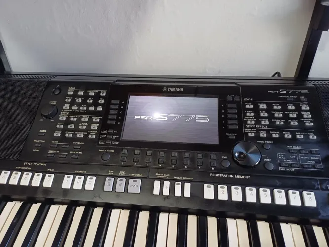 Teclado  yamaha psr S775 seminovo. 