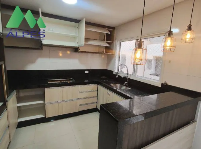 Sobrado com 3 dormitórios para alugar, 123 m² por R$ 4.230,20/mês - Xaxim - Curitiba/PR