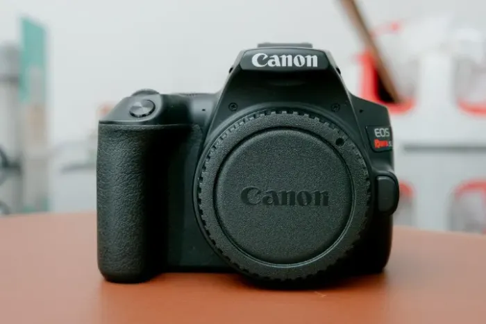 Canon SL3 Impecável + Lente 18-55mm + Baterias Extras + Alça de Couro + Kit de Limpeza
