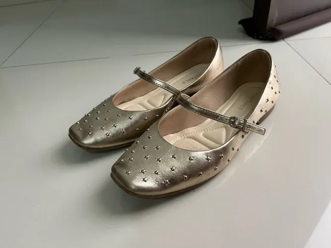 Sapatilha Mary Jane Constance Dourada - Tachas/Spikes e Tira com Fivela