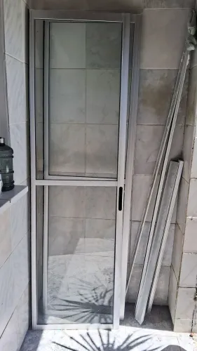 VENDE-SE DUAS PORTAS DE VIDROS DE VARANDA DE APARTAMENTO MEDINDO 2,06 ALTURA  0,61 DE LARG