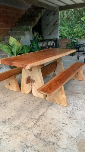 Mesa de madeira c/02 bancos