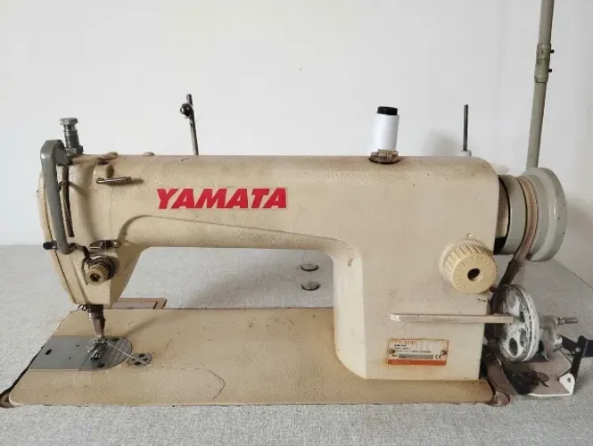 Máquina de Costura Yamata Reta