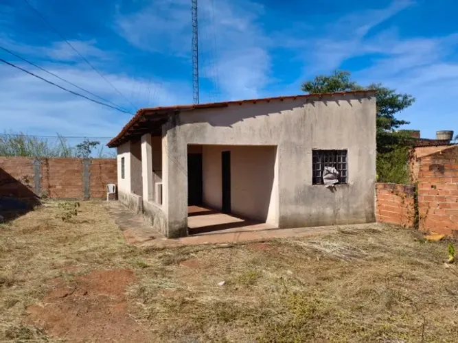 Caldazinha - Casa de 2/4 com sala, cozinha, banheiro e garagem